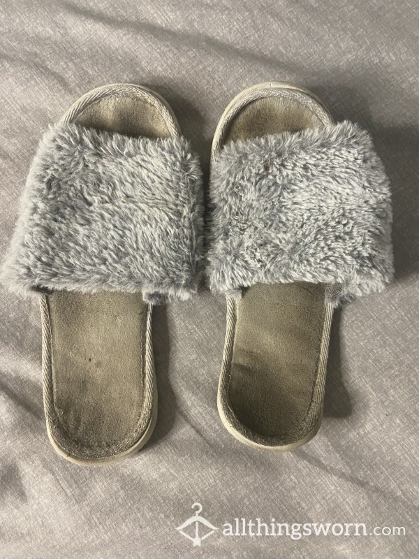 Grey Fluffy Slider Slippers Comes With Picture Of Them On🦶🏻