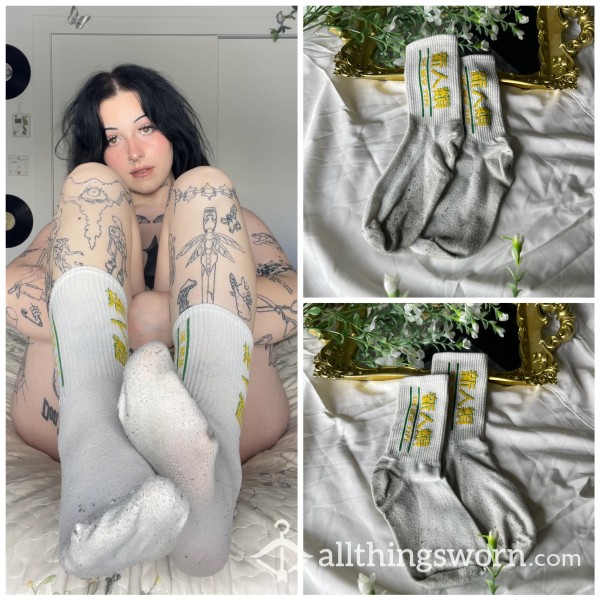 ꕤ WHITE & YELLOW LETTERING GRAPHIC CREW POLYESTER SOCKS ꕤ