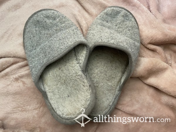 REALLY SMELLY Well Worn Never Been Washed Grey Slip On Slippers 💞💞💞