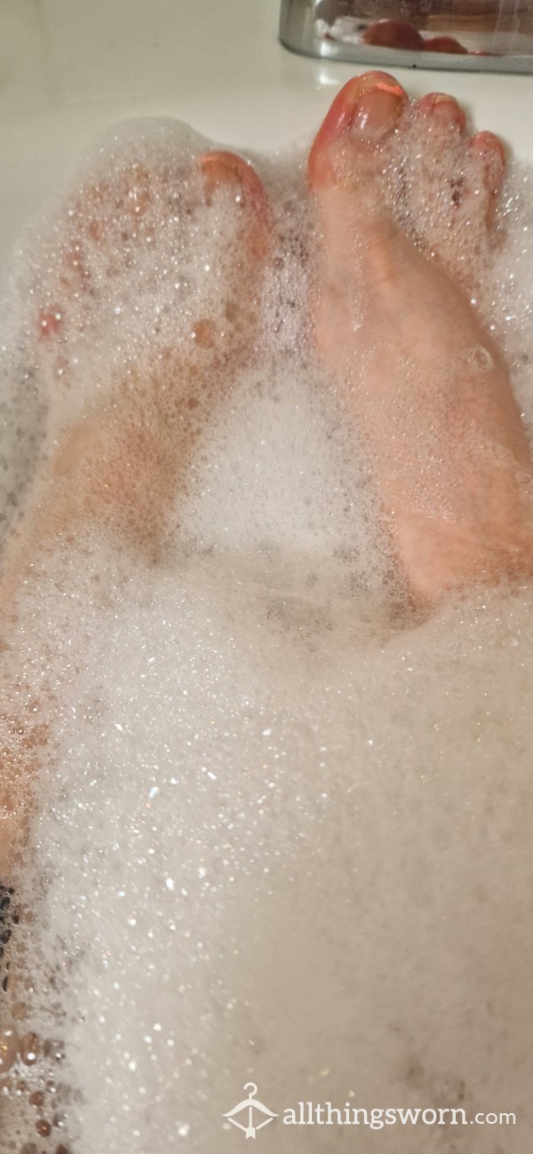 10 Pics Of Feet Washing In The Bubble Bath