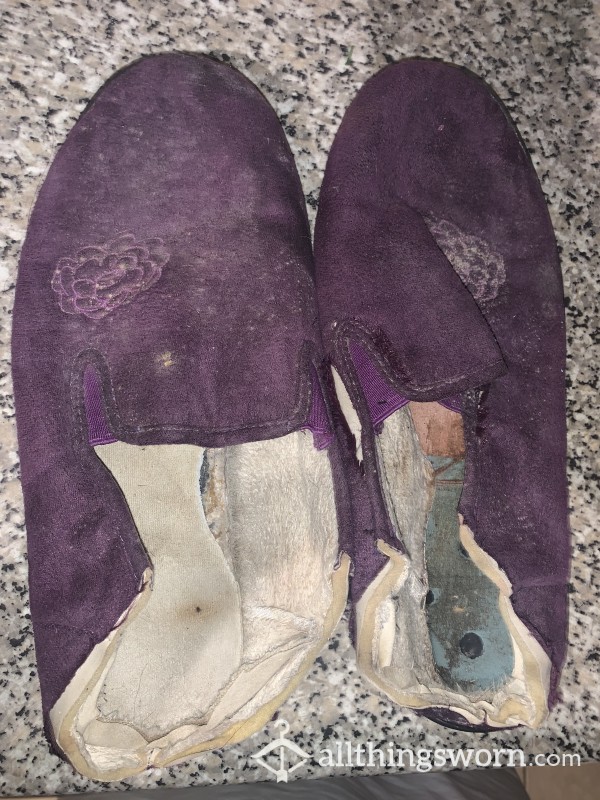 10 YEAR OLD VERY WELL WORN PURPLE SLIPPERS IN A SIZE 5 - £25 PLUS P&P 👣
