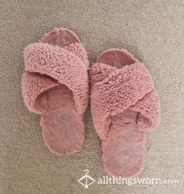 🩷 3-4 Year Old Pink Fluffy Slippers - Very Worn