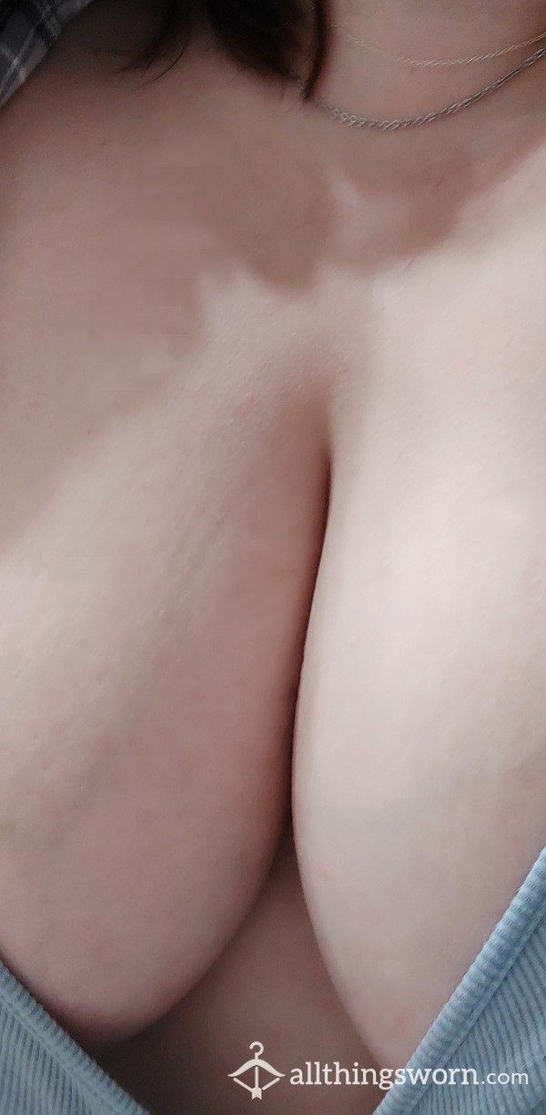3 Cleavage Pics Of My 44DDD Titties