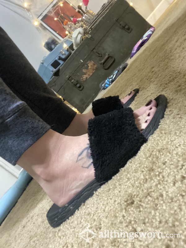 4 YEARS OF DAILY WEAR! Fuzzy Black Slipper/sandals