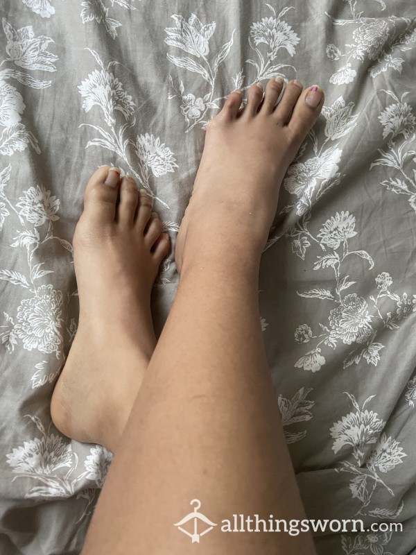 5 Sexy/cute Feet Photos