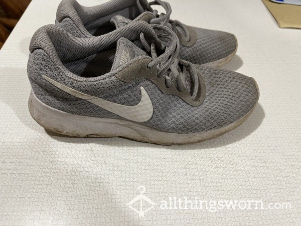 7 Year Old Gray Nike Running Shoes
