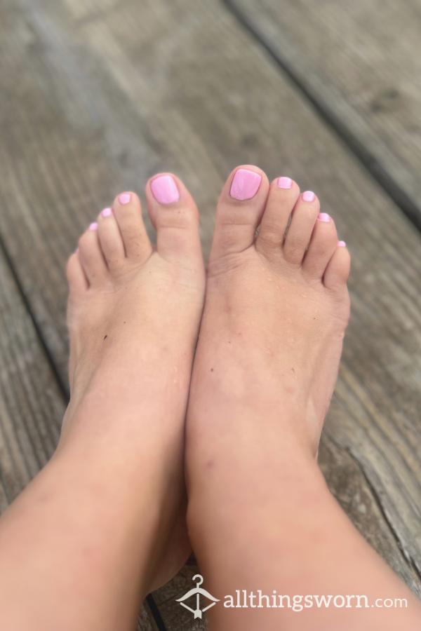 8 PICS Bare Feet On A Wood Trailer Flat Bed With Pink Painted Toes