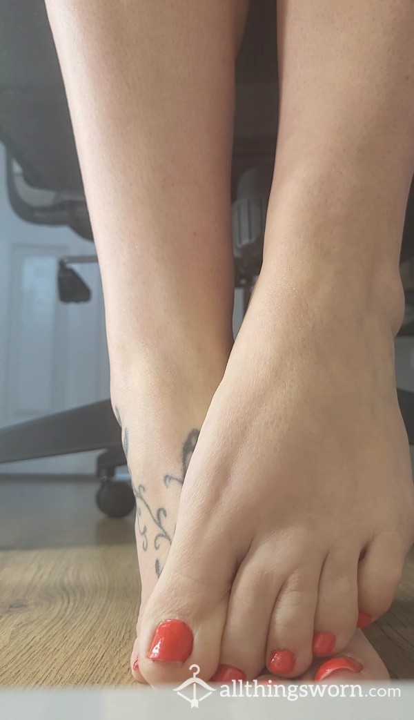 Bare Feet 13min Under Desk Video