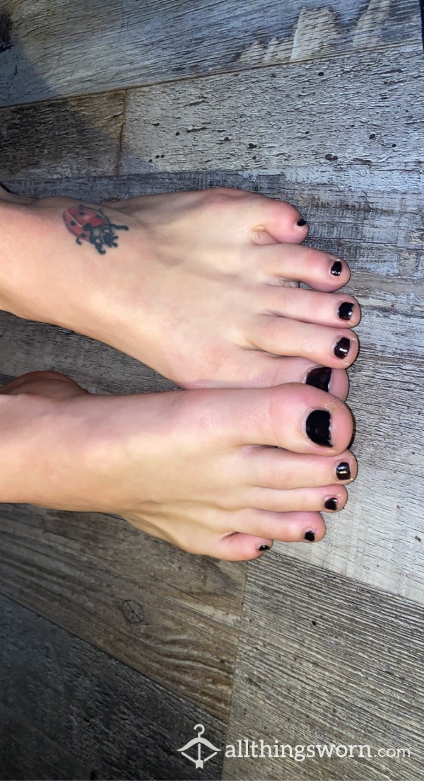 BARE TOES AND CUTE PUSSY