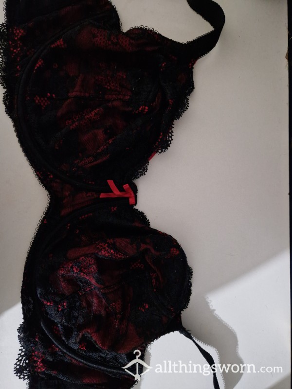Beccas Dirty Old Used Bra, Red And Black Lace