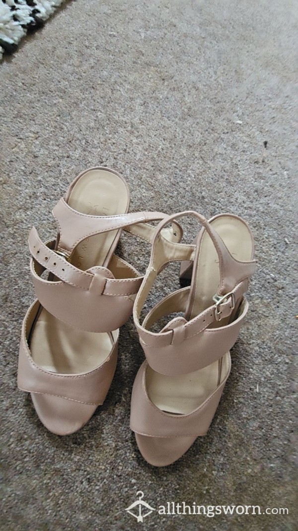 Beige Size 2 Old Holiday Heels