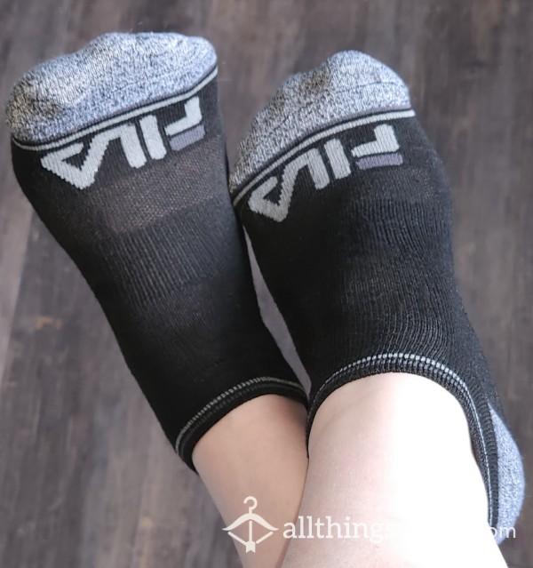 🧦 Black And Gray Fila Ankle Socks. 💲1️⃣5️⃣ Shipped In The US! 📦 Includes: 2️⃣ Day Wear. 4️⃣ Electronic Images During Wear. ➕️ Add Ons Available! ☝️Additional Wear:💲5️⃣ /day!⏳️