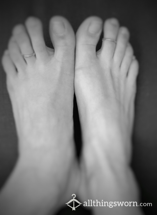 Toe Ring Black And White Bare Feet $1
