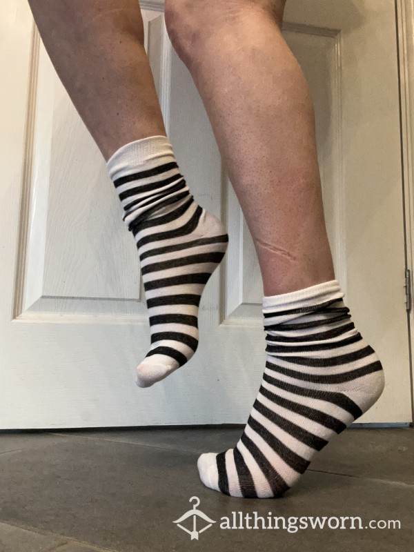 ◼️◼️ Black And White Striped Stinking Socks ◼️◼️