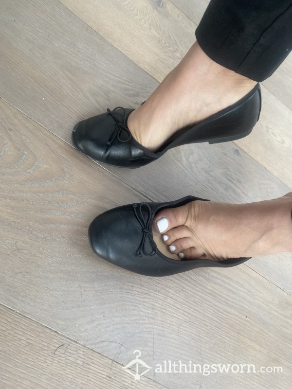 Black Leather Look Ballerina Flat Shoes With Bow. Toe Print. Very Worn In An Office. Smelly And Used.