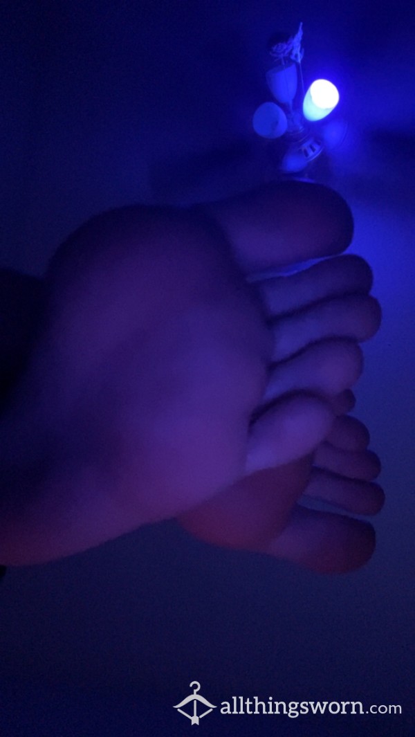 Black Light Feet W White Toes