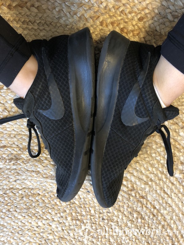 Black Nikes 💋size 9✨ Very Pre-worn + Loved, Worked As A Waitress In Them For 4+ Years💋