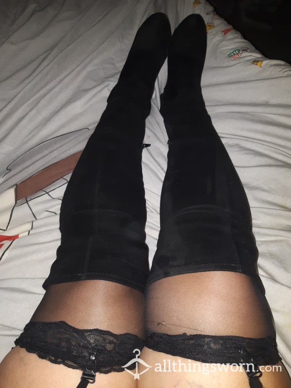 Black Nylon Stockings. Free Photoset Of Full Outfit With These