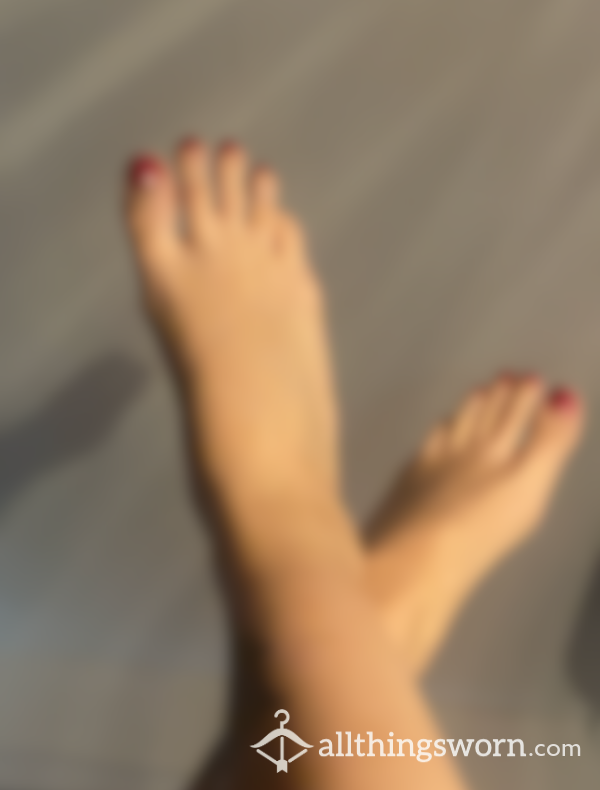 👀 Cheeky Sneak Peek: Get A Glimpse Of My Alluring Feet And Toes! 👣