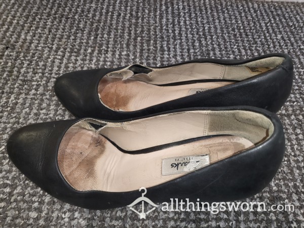Clarks Well Worn / Ripped Heels Size UK6
