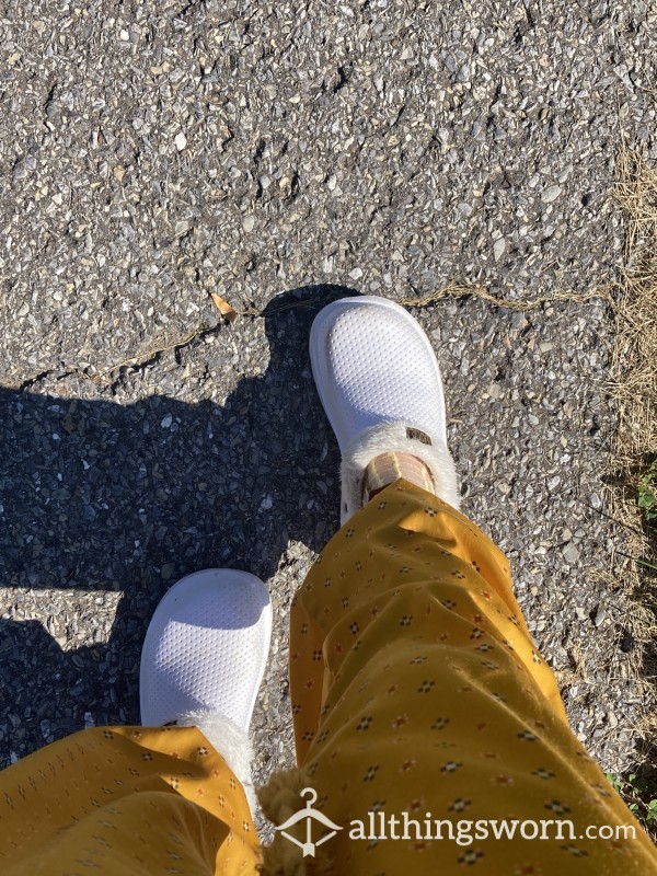 Croc Style White Fuzzy Comfort Walking Shoe Size 10