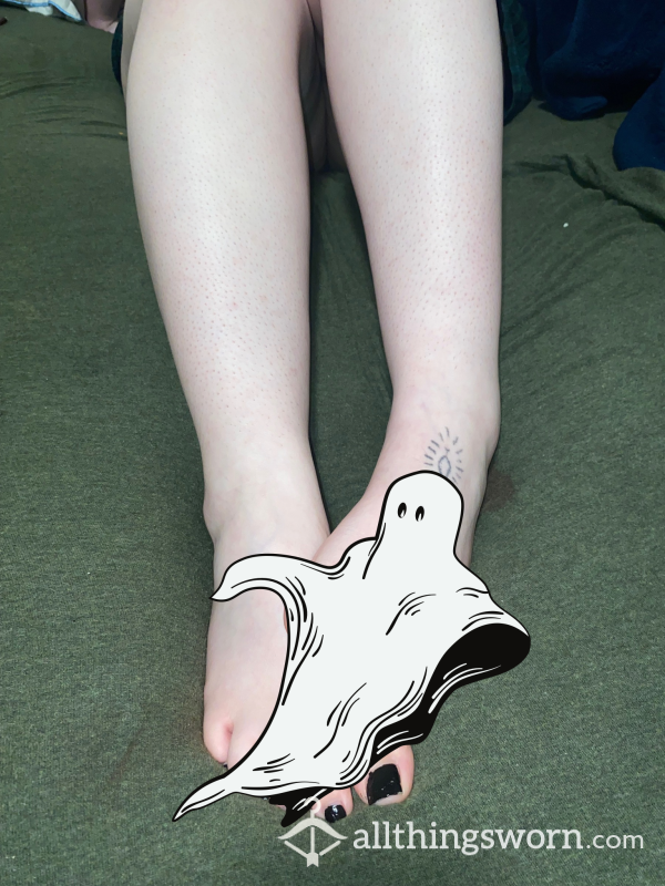 Cryptid’s First Feet Pics!🖤