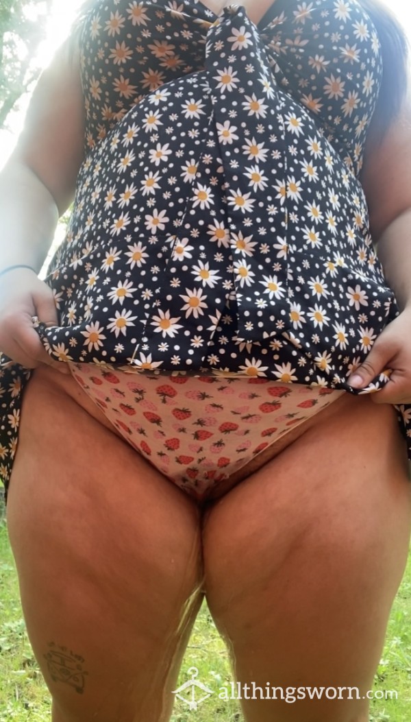 DISCOUNTED-Curvy Girl Pisses Her Panties In Public