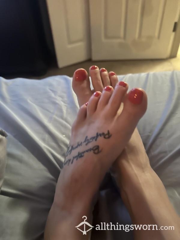 Cute Feet Pic Ready To Fulfill Someone’s Foot Fetish Needs!!