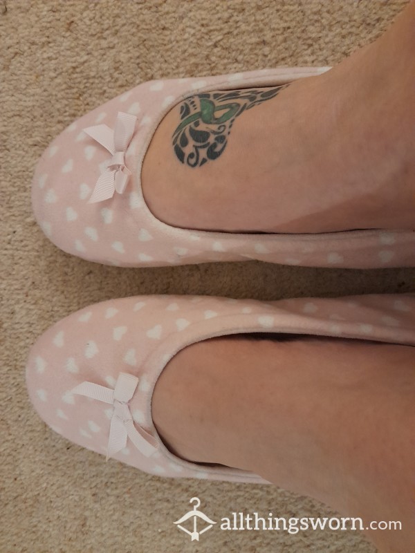 Well Worn Cute Pink & White Slippers, UK Size 7-8 🥿