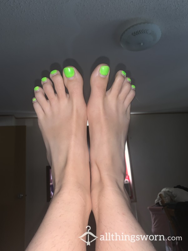 🌸🍇mami Needs A Pedicure🍇🌸… Pay For My Pedi😇😘 And You Get To Pick The Colour And Enjoy🤤💦 The Custom Video Of My Pretty Toes Getting Pampered🥰💖