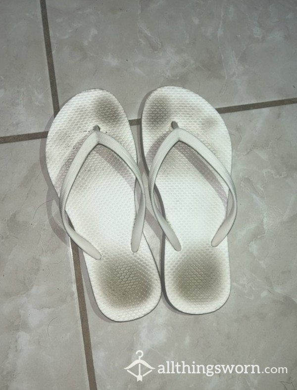 Dirty White Flip Flops 🦶🏼