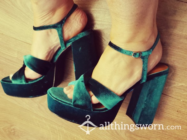 Well Worn Emerald Green Velvet  Soo Sexy High Strappy Heels. 🔥🔥🔥£25