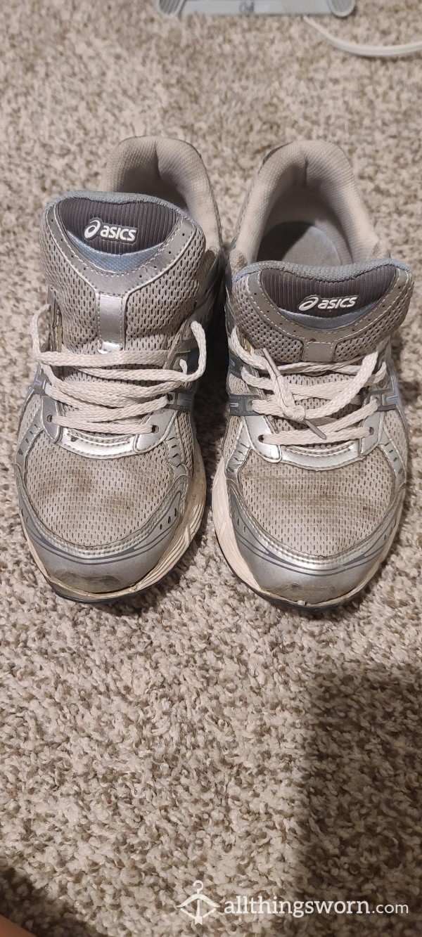 EXTRA WORN Gym Shoes