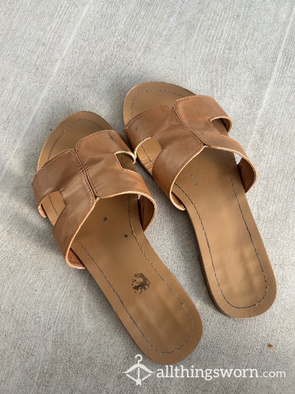 EXTREMELY WORN IN SANDALS