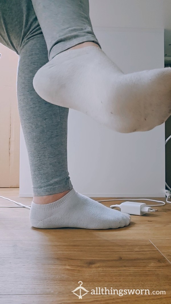 FEET IGNORE ✨️ WATCH MY CUTE FEET IN WHITE SOCKS IGNORE YOU, AS I WORK FROM HOME 👀 GIANTESS POV