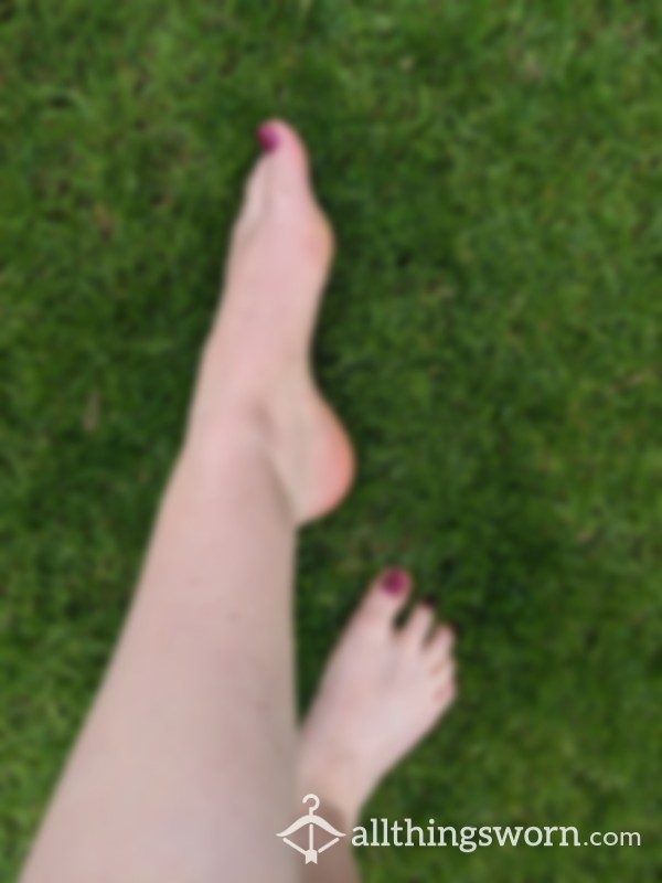 Set Of 10 Photos - Feet In The Grass Enjoying The Great Outdoors 👣