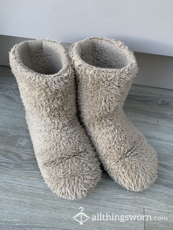 Fluffy Bootie Slippers - So Old, So Stinky - Size 7 - 8