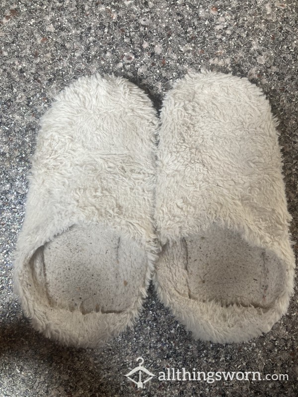 Fluffy Well-worn Slippers 💅🏻