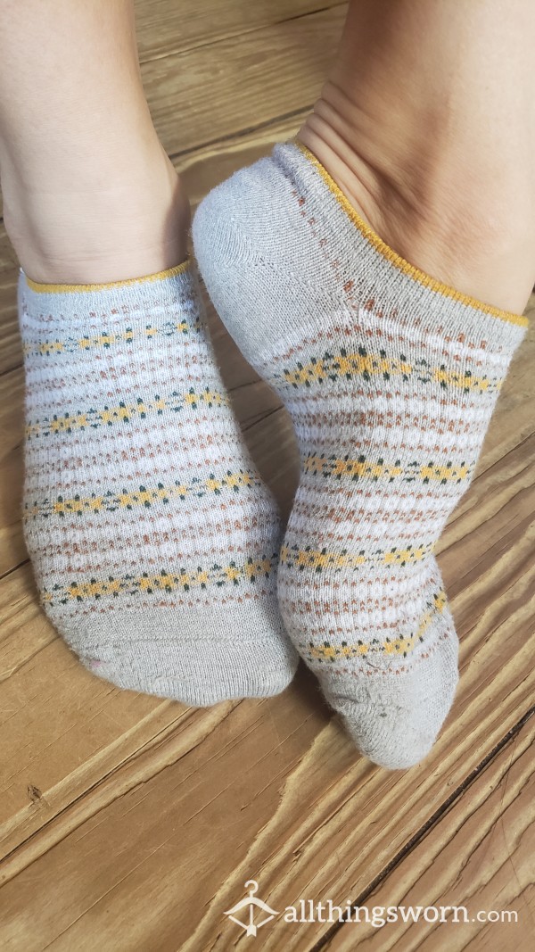 Get These Grey, Yellow And White Ankle Socks With 4 Days Wear
