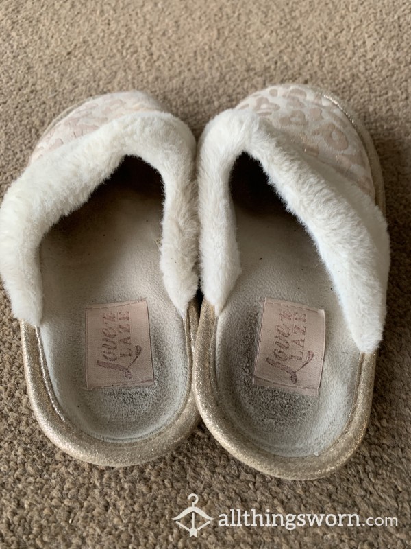 Girlfriends Used Slippers Size 3-4