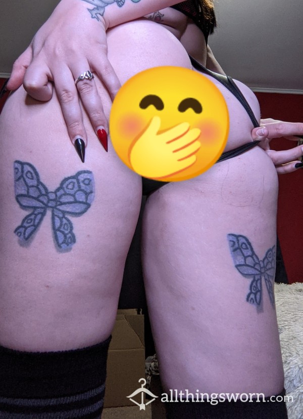 Gothicc Babe With Butt Plug