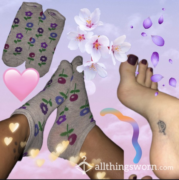 Gray Ankle Socks With Little Purple Flowers