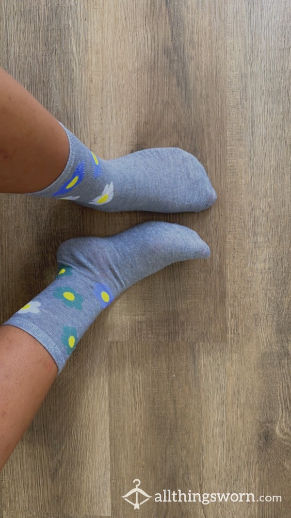 Gray Floral Socks 🌼