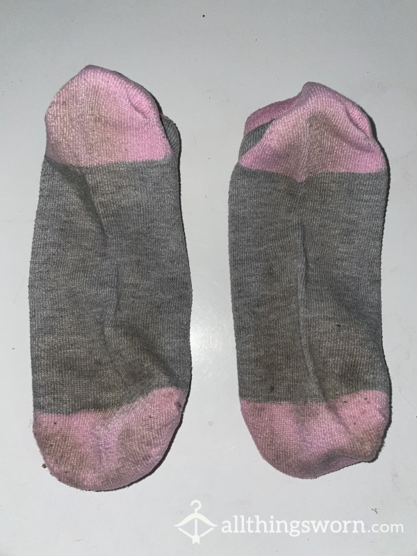 Grey Ankle Socks With Pink Toe Tip And Pink Around The Ankle.