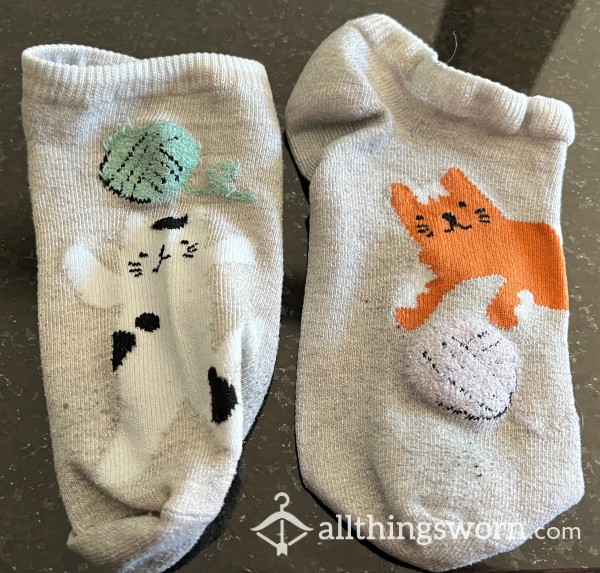 Grey Cat With Yarn Ball Ankle Socks