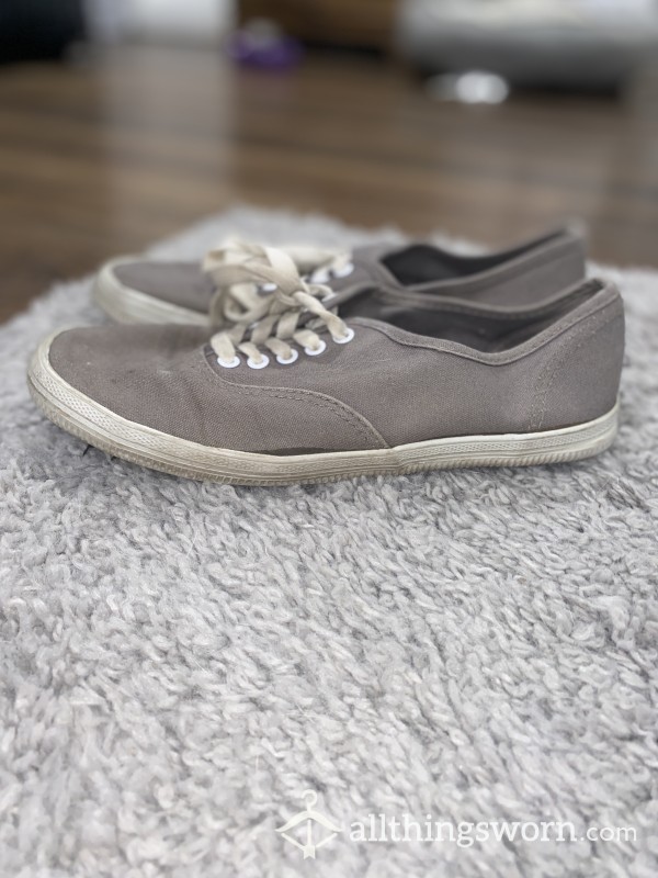 Grey Sneakers 🥵