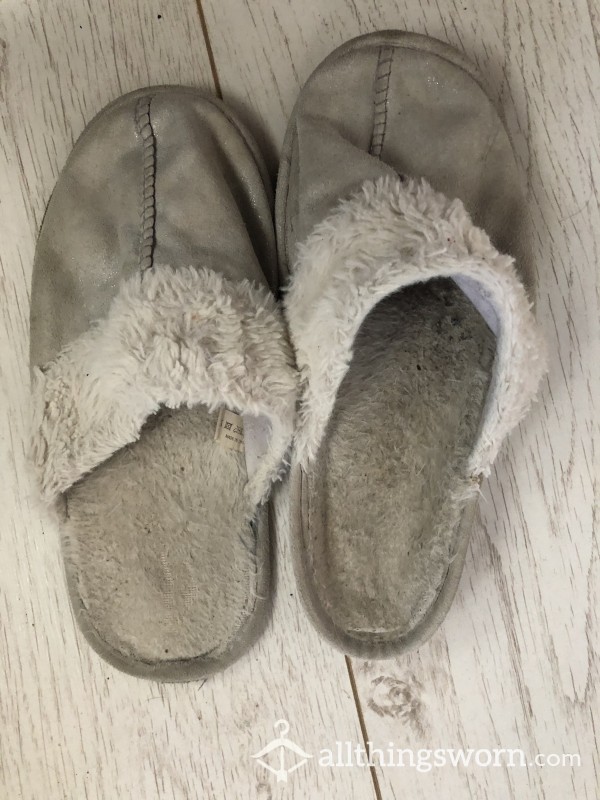 Grey Well Worn Size 6 Slippers
