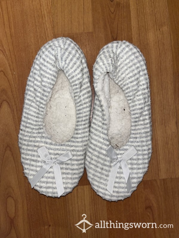 Grey + White Grey Slippers • Size S 5.5-6. US