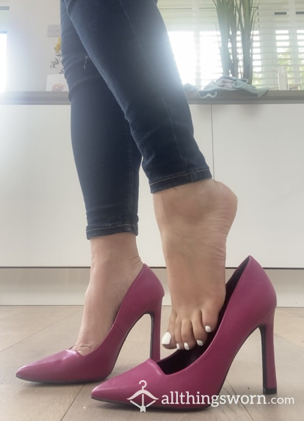Hot Pink Closed Pointy Toe Stiletto Shoes With Toe Cleavage. Tiny Size 4. Worn.