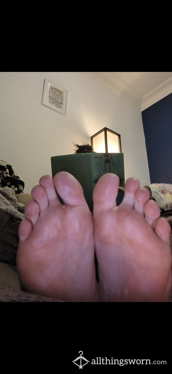 IGNORE/ FOOT IGNORE 😋 Reading Whilst You're Up Close And Personal With My Feet 😈